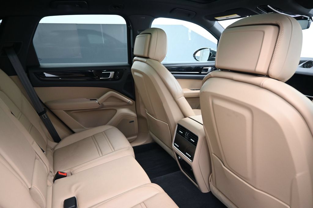 Certified 2022 Porsche Cayenne Platinum Edition AWD/4WD image 7