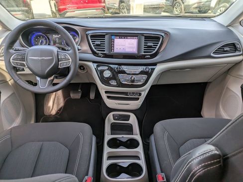 Used 2023 Chrysler Voyager LX image 16