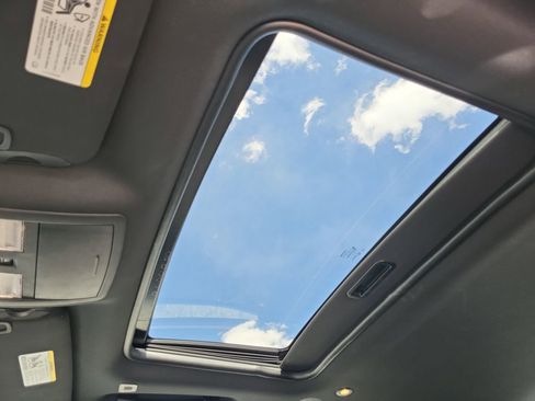 Used 2018 Dodge Challenger SXT RWD image 21