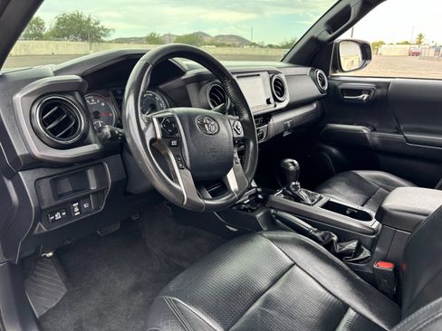 Used 2018 Toyota Tacoma TRD Off-Road AWD/4WD image 19