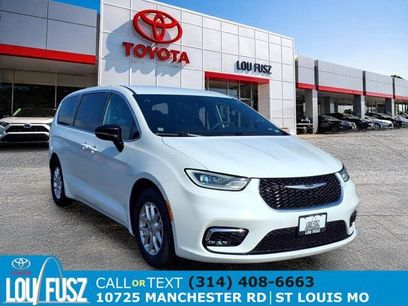 Used 2025 Chrysler Pacifica Select