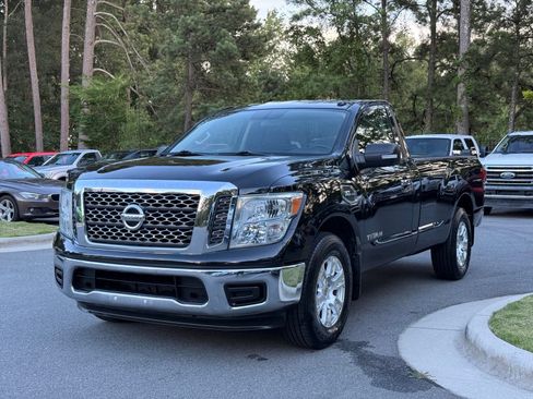Used 2017 Nissan Titan SV RWD image 3