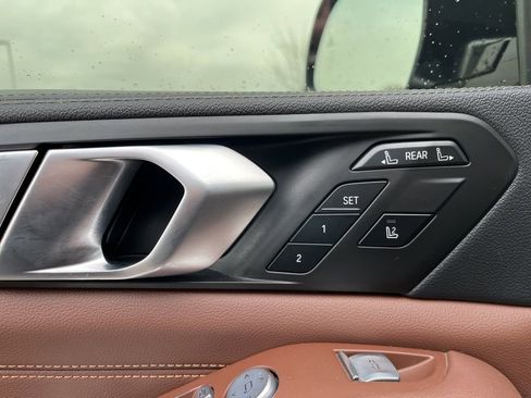 Used 2022 BMW X7 xDrive40i w/ Parking Assistance Package image 12