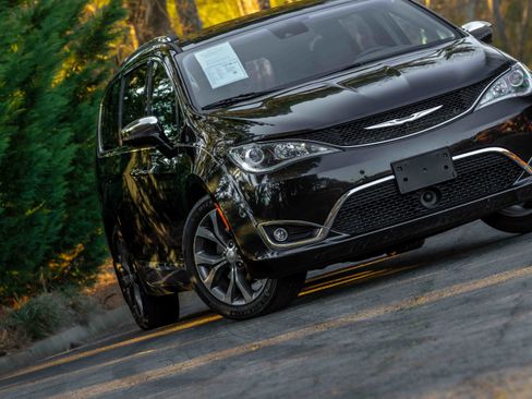 Used 2019 Chrysler Pacifica Limited w/ Tire & Wheel Group image 23