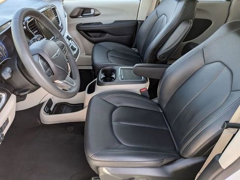 Used 2024 Chrysler Pacifica Touring-L image 10