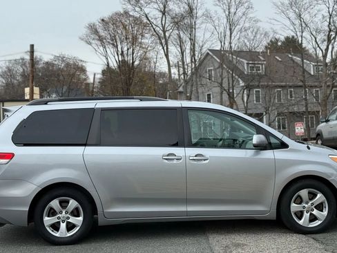 Used 2012 Toyota Sienna LE image 9