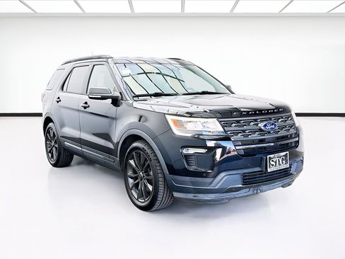 Used 2018 Ford Explorer XLT w/ Equipment Group 202A FWD image 3