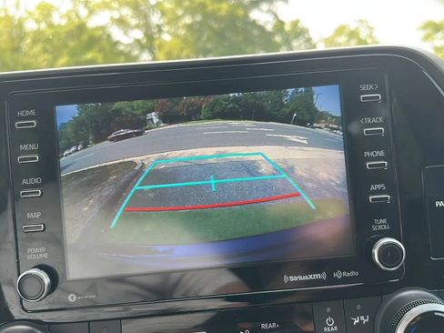 Used 2021 Toyota Highlander LE FWD image 41
