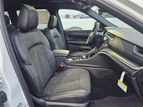 New 2025 Jeep Grand Cherokee Altitude image 35