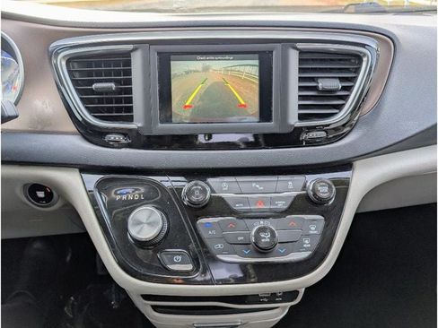 Used 2018 Chrysler Pacifica LX FWD image 24