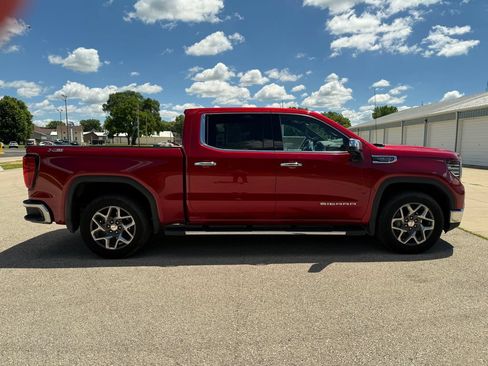 Used 2022 GMC Sierra 1500 SLT w/ SLT Premium Plus Package AWD/4WD image 4