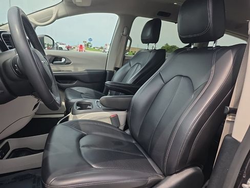 Used 2023 Chrysler Pacifica Touring-L FWD image 16