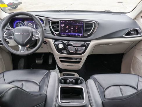 Used 2023 Chrysler Pacifica Touring-L FWD image 6