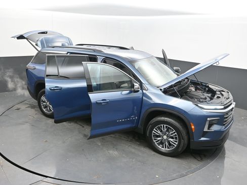 Used 2025 Chevrolet Traverse LT image 40