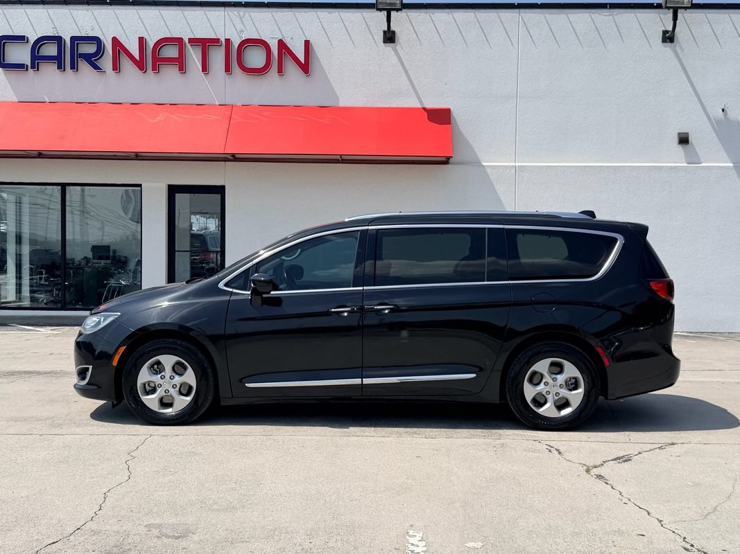 Used 2017 Chrysler Pacifica Touring-L Plus FWD image 3