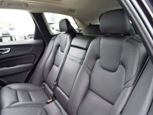 Used 2021 Volvo XC60 T5 Momentum w/ Premium Package FWD image 18
