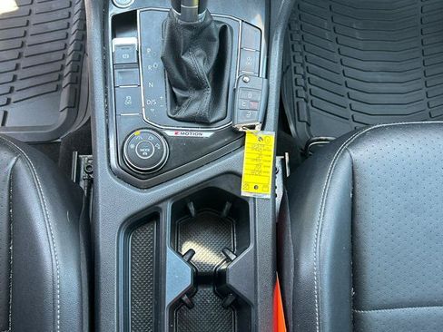 Used 2018 Volkswagen Tiguan SE w/ 3rd Row Seat Package AWD/4WD image 16