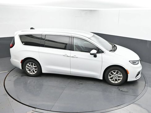 Used 2023 Chrysler Pacifica Touring-L FWD image 33