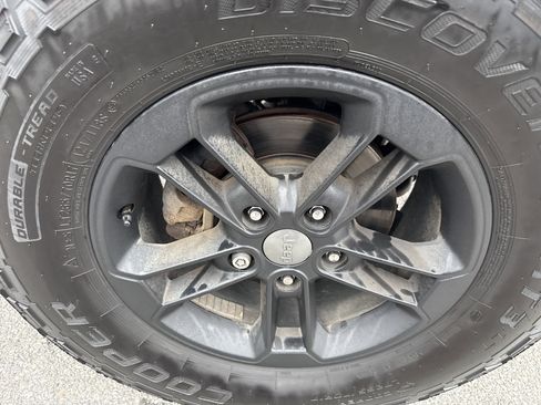 Used 2017 Jeep Wrangler Unlimited Sahara image 10