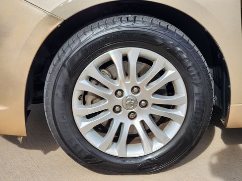 Used 2014 Toyota Sienna XLE image 10