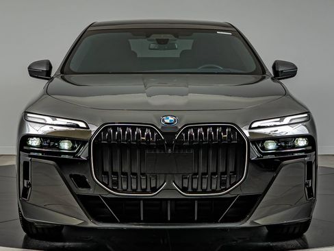 Used 2024 BMW i7 eDrive50 w/ M Sport Package RWD image 2