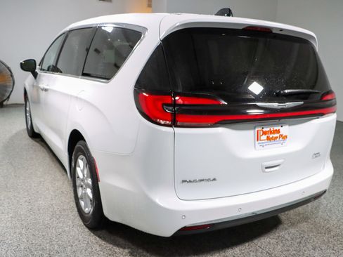 Used 2023 Chrysler Pacifica Touring-L FWD image 9