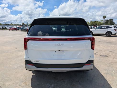Used 2025 Kia Carnival FWD image 7