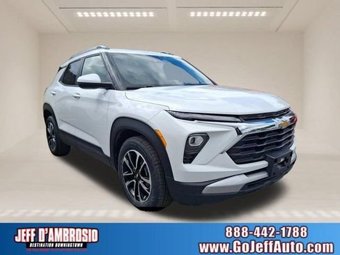 Used 2025 Chevrolet TrailBlazer LT FWD image 1