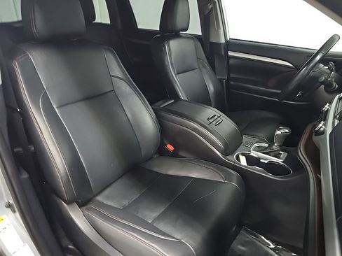 Used 2019 Toyota Highlander XLE AWD/4WD image 15