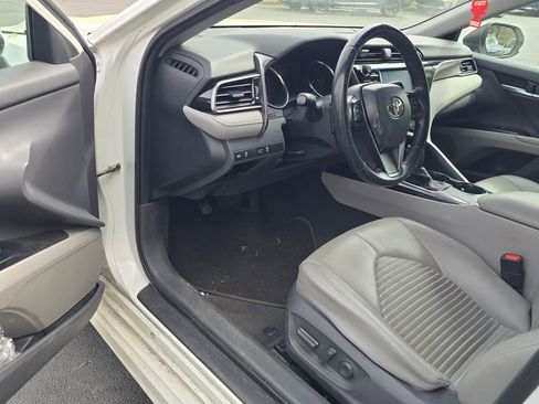 Used 2020 Toyota Camry SE image 2