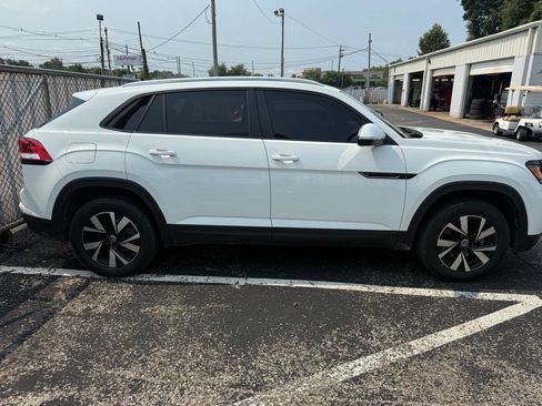 Used 2023 Volkswagen Atlas Cross Sport SE FWD image 2