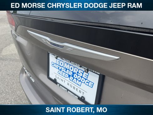 Used 2017 Chrysler Pacifica Touring-L FWD image 11