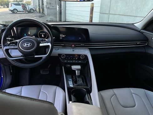 Used 2025 Hyundai Elantra Limited image 12