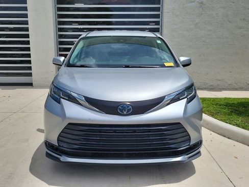 Used 2021 Toyota Sienna LE FWD image 2