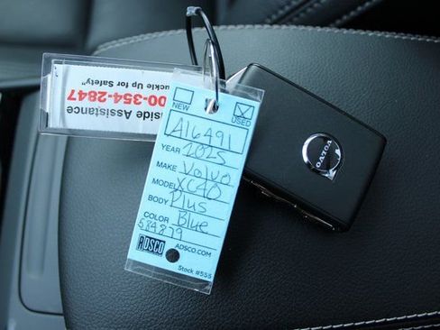 Used 2025 Volvo XC40 B5 Plus image 31