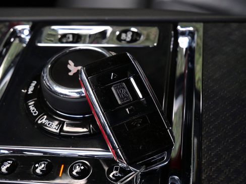 Used 2020 Rolls-Royce Cullinan Black Badge image 15