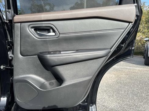 Used 2023 Nissan Rogue SL w/ SL Premium Package image 19