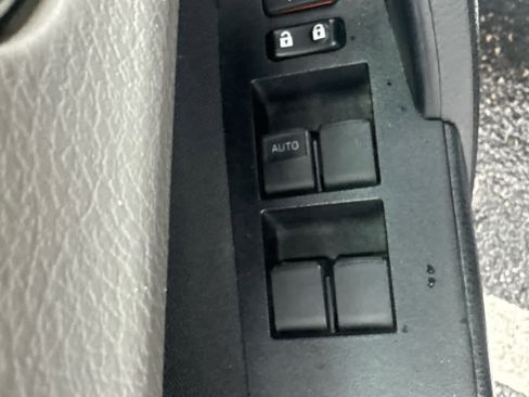 Used 2018 Toyota Corolla LE image 12