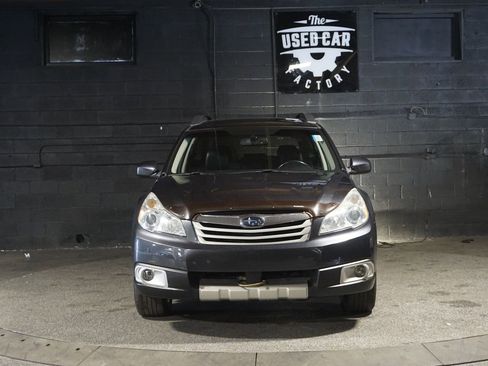Used 2011 Subaru Outback 3.6R Limited w/ PWR Moonroof Pkg AWD/4WD image 9
