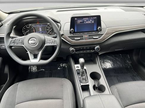 Used 2025 Nissan Altima 2.5 SV FWD image 12