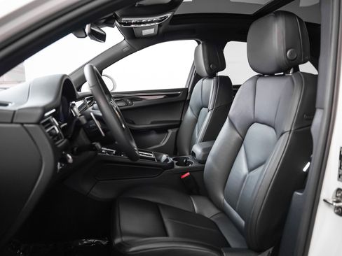 Certified 2025 Porsche Macan image 5