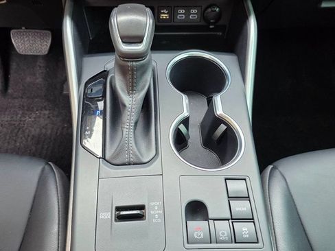 Used 2025 Toyota Highlander XLE FWD image 24