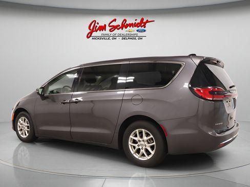 Used 2023 Chrysler Pacifica Touring-L FWD image 4