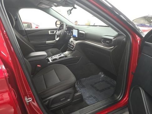 Used 2024 Ford Explorer XLT AWD/4WD image 5