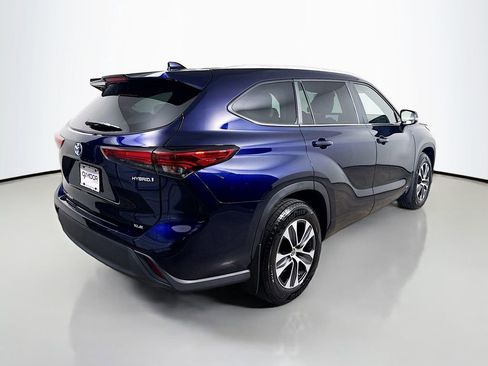 Used 2023 Toyota Highlander XLE AWD/4WD image 7