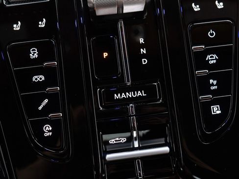 Used 2025 Aston Martin DB12 Convertible image 37