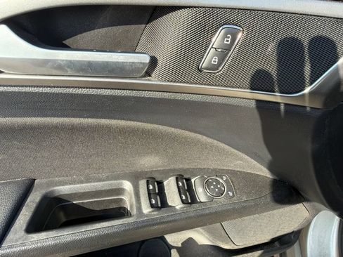 Used 2019 Ford Fusion SE FWD image 14