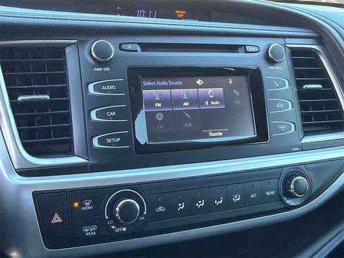 Used 2016 Toyota Highlander LE image 29