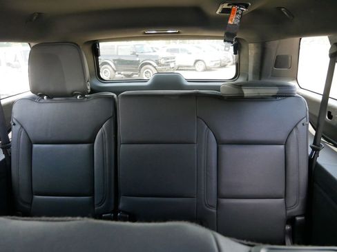 Used 2025 Chevrolet Suburban Z71 AWD/4WD image 16