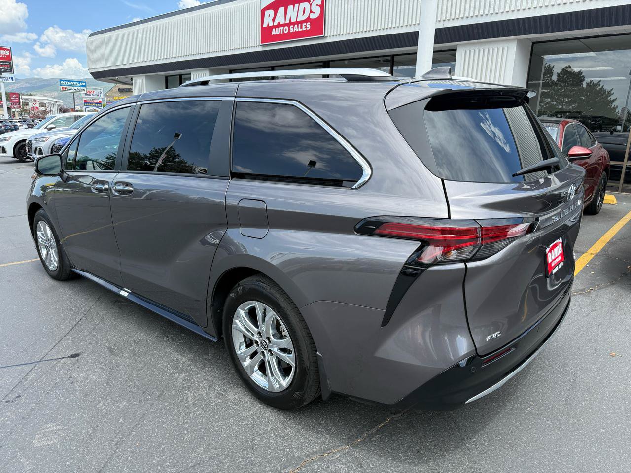 Used 2024 Toyota Sienna Platinum AWD/4WD image 5